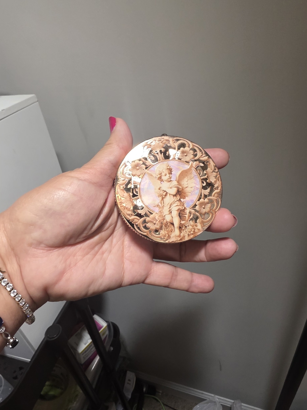 Ornate Gold Angel Decorative Compact-Style Highliter With Mirror